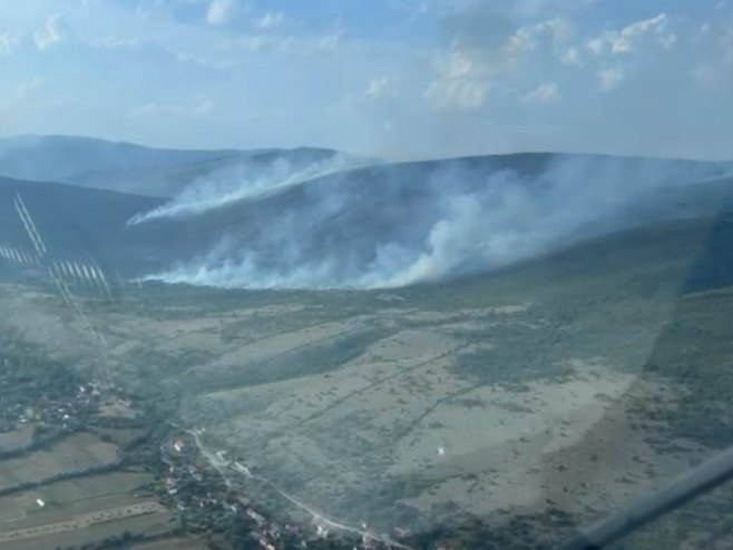 Ватрогасци и Хеликоптерски сервис зауставили ватру код Љубиња на 300 метара од кућа (ВИДЕО)