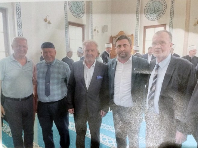 Љубиша Петровић на отварању џамије у Бијељини - Фото: СРНА