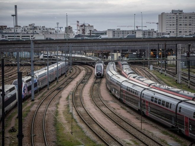 Жељезнички саобраћај у Француској и даље у прекиду, истрага о саботажи на пругама у току