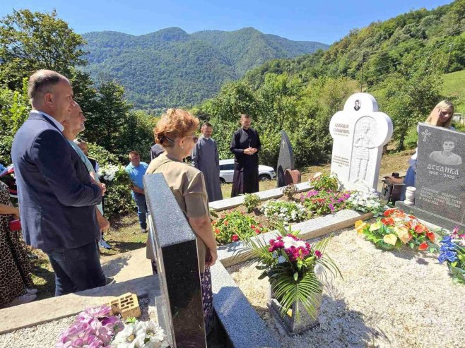 Служена литургија и положено цвијеће на гроб Слободана Стојановића