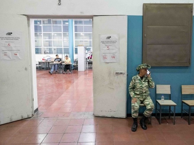 Избори у Венецуели (Фото: EPA-EFE/RONALD PENA R) - 