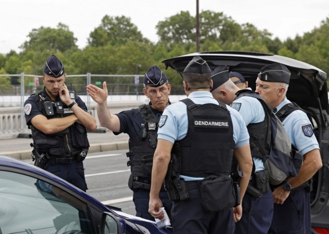 Француска полиција (фото: EPA-EFE/CAROLINE BREHMAN - илустрација) - 