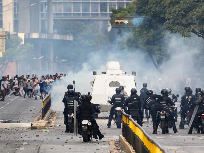 Протести у Венецуели (фото: EPA-EFE/Henry Chirinos) - 