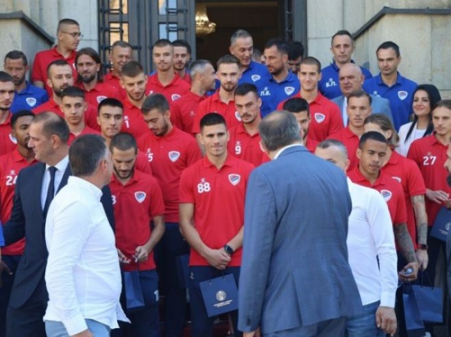 Milorad Dodik i fudbaleri i uprava FK "Borac" (Foto: predsjednikrs.rs/Borislav Zdrinja)