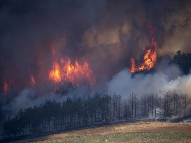 У Европи активан велики број пожара; Угрожене куће, евакуисано становништво