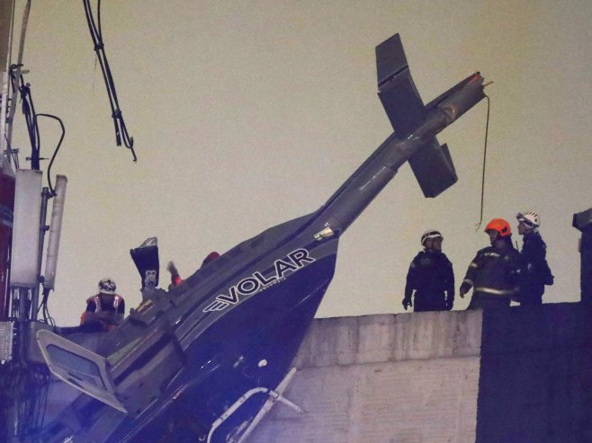 Хеликоптер се срушио на зграду (Фото: EPA-EFE/Luis Eduardo Noriega/илустрација) - 