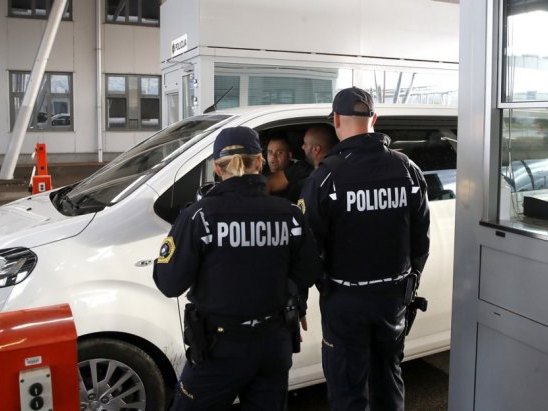 Словеначка полиција (ФОТО: EPA-EFE/ANTONIO BAT) - 