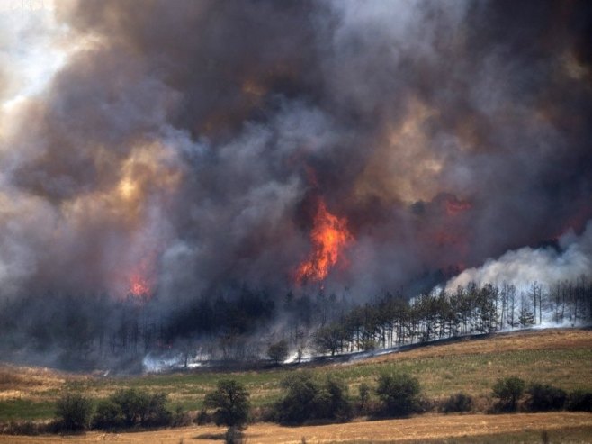 Почела евакуација становништва у Подгори, пожар код Тучепа се поново разбуктао