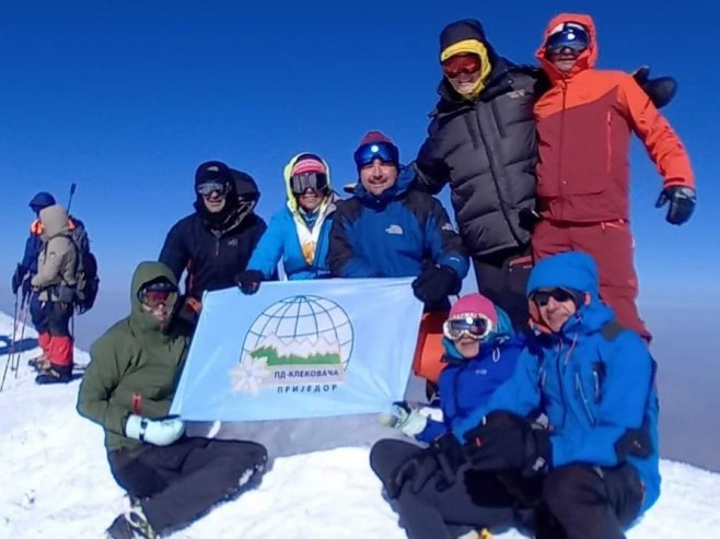 Приједорски планинари на врху Арарата