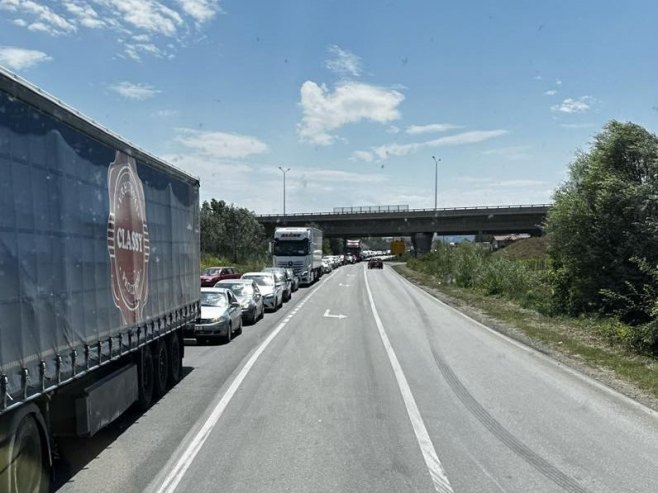 Уклоњен преврнути камион на путу Добој-Шешлије; И даље дуге колоне возила (ВИДЕО)