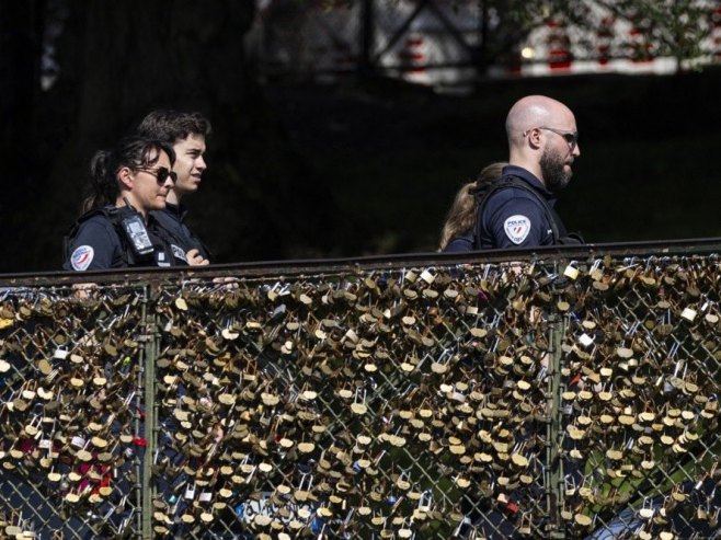 Француска полиција (Фото: EPA-EFE/ANDRE PAIN/илустрација) - 