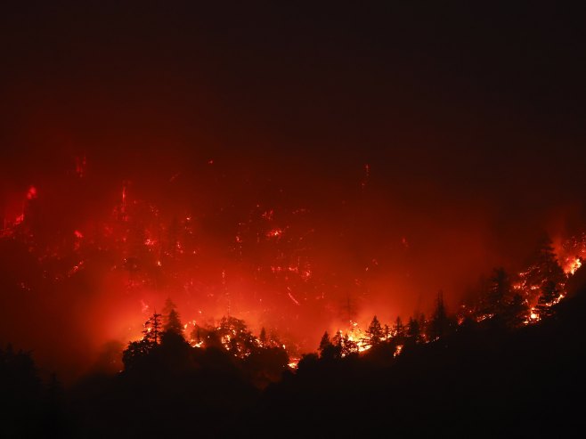 Пожар у Централној долини у Калифорнији траје већ 11 дана, гаси га 6.000 ватрогасаца (ВИДЕО)