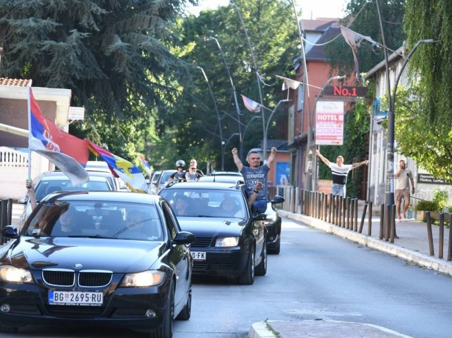 Proslava Đokovićeve pobjede na Kosovu (foto: TANJUG/ STR, fotografija niske rezolucije/ nr) 