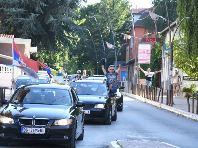 Прослава Ђоковићеве побједе на Косову (фото: TANJUG/ STR, fotografija niske rezolucije/ nr) 