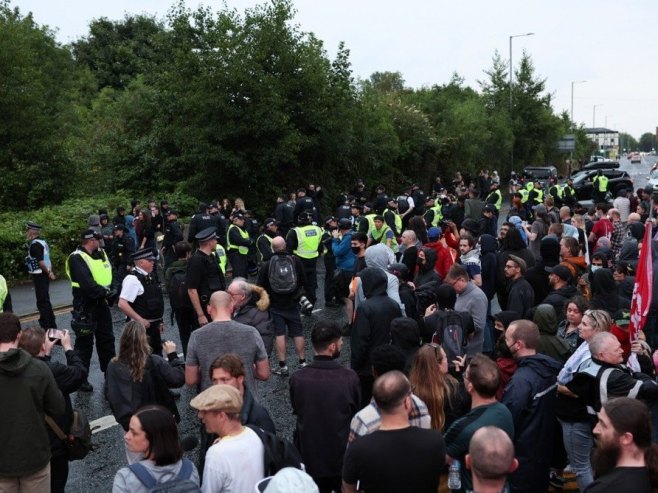 Протести у Енглеској (Фото: EPA/ADAM VAUGHAN) - 