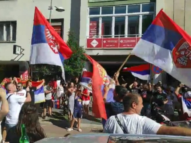 Српска поносна на олимпијско злато ватерполиста Србије, тробојке се вијоре (ВИДЕО)