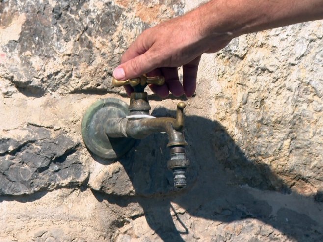 Бањалучко село Љубачево мјесецима без редовног водоснабдијевања (ВИДЕО)