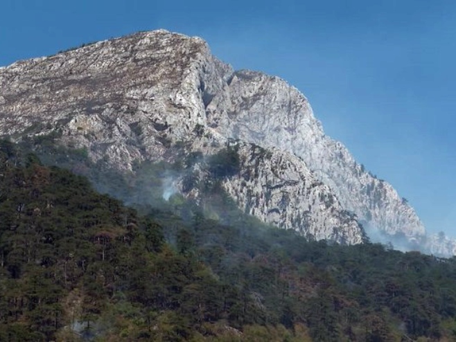 На Зеленгори ситуација стабилизована, али на обронцима планине још гори (ВИДЕО)