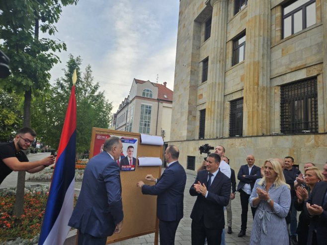 Залијепљен први плакат у Бањалуци; Додик: Побједа се зове Никола Шобот (ФОТО)