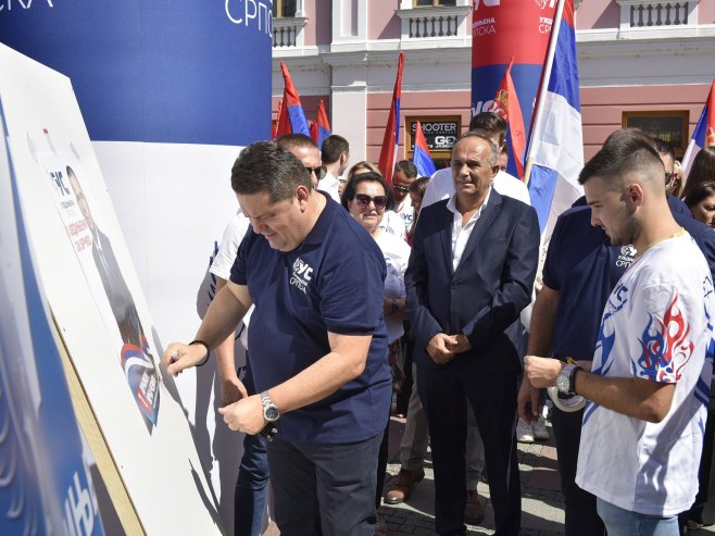 Ujedinjena Srpska počela kampanju lijepljenjem prvog plakata u Brčkom (Foto: Ustupljena fotografija)