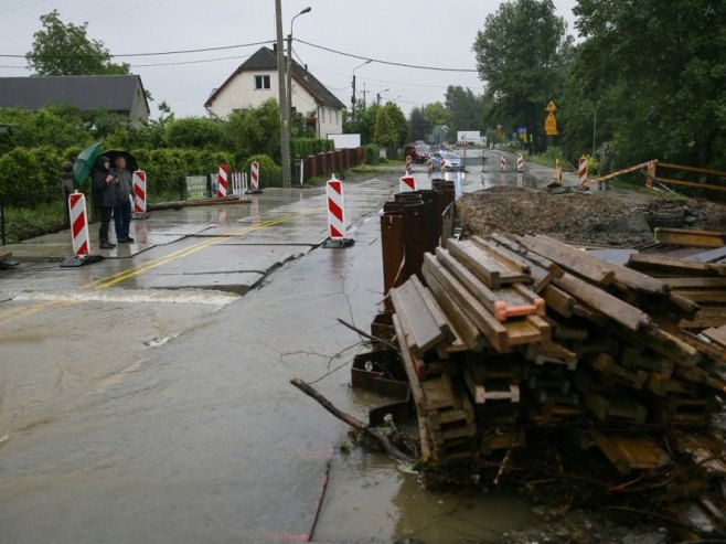 Поплављена улица (Фото: EPA-EFE/Jarek Praszkiewicz POLAND OUT/илустрација) - 