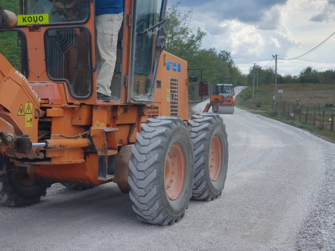 Asfalitiranje - selo Grk (Foto: RTRS)