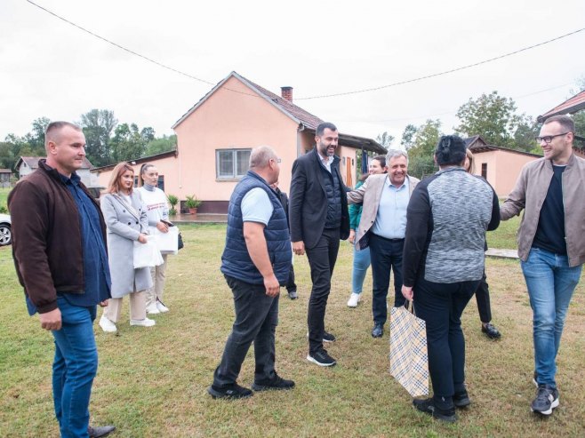 Микајло Лазић, Бојан Савић и Игор Додик у посјети домаћинству Томашевић - Фото: СРНА