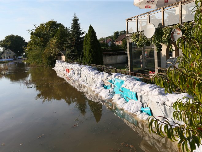 Насип на ријеци Одра (Фото: EPA-EFE/LECH MUSZYNSKI) - 