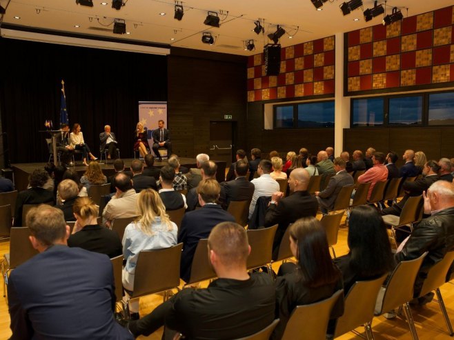 Cvijanović na panel diskusiji (foto: RTRS)