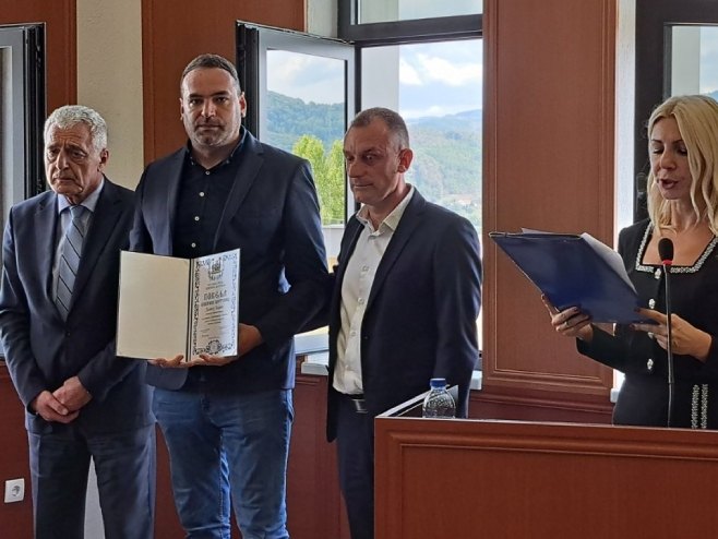 Povelja Opštine Bratunac Denisu Bojiću (Foto: RTRS)