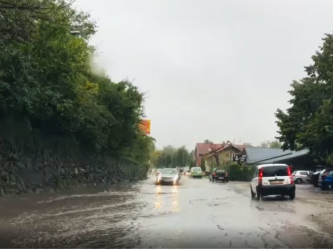 Поплављена цеста у насељу Ребровац, Бањалука - Фото: РТРС