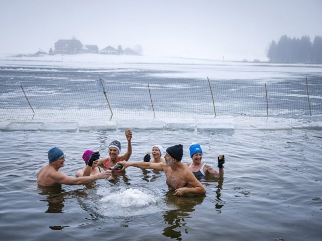 Пливање у залеђеној води (фото: EPA-EFE/VALENTIN FLAURAUD - илустрација) - 