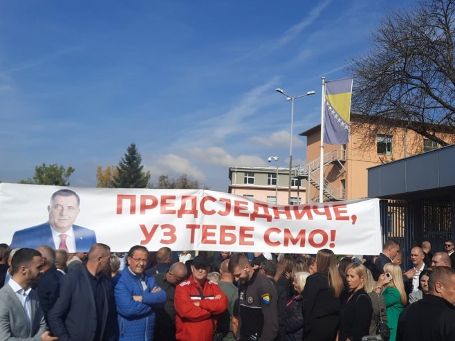 Окупљање у знак подршке предсједнику Српске и в.д. директора Службеног гласника пред почетак суђења (ФОТО)