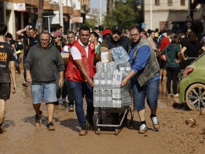 Валенсија: Волонтери дистрибуишу питку воду (Фото: EPA-EFE/BIEL ALINO) - 