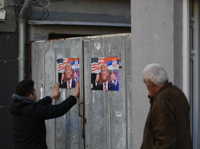 Плакати са ликом Трампа на више локација у Лепосавићу и северном дијелу Косовске Митровице(фото: TANJUG/ STR) 