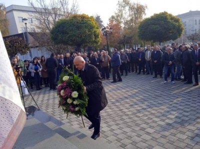 Pолагање је вијенаца на Споменик српским браниоцима у Брчком - Фото: СРНА