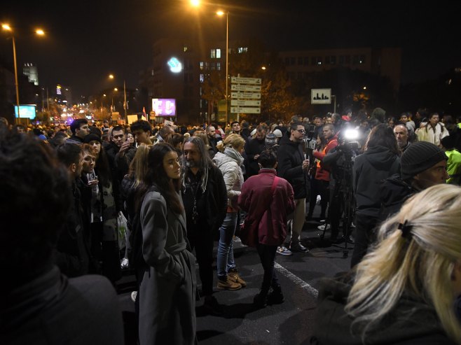 Протест у Новом Саду, блокиран Варадински мост