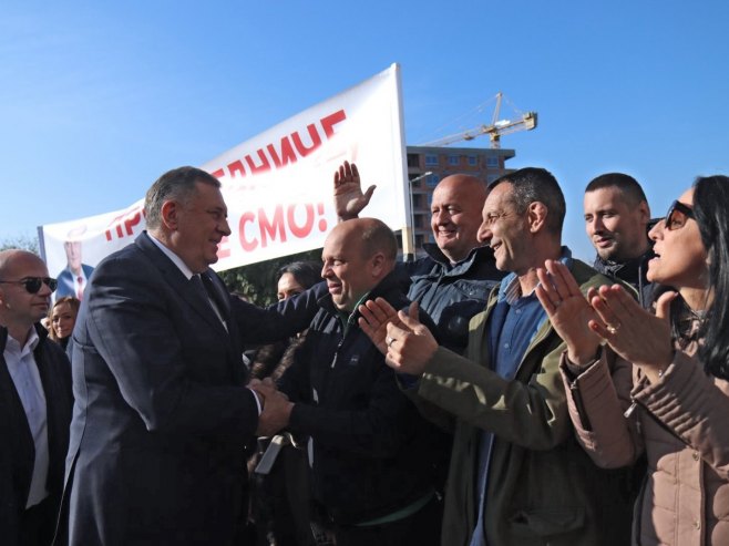 Предсједник Српске дочекан громогласним аплаузом испред Суда БиХ - Фото: predsjednikrs.rs/Borislav Zdrinja