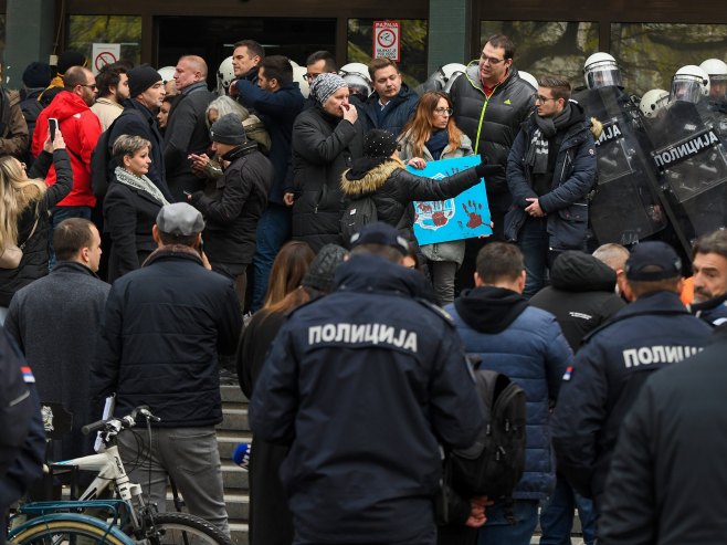 Завршена блокада зграде Тужилаштва у Новом Саду, интервенисала полиција (ВИДЕО)