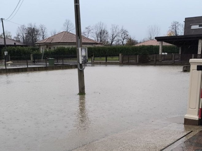 Излиле се отпадне воде у бањалучком насељу Пријечани; Мјештани очекују рјешење (ФОТО/ВИДЕО)