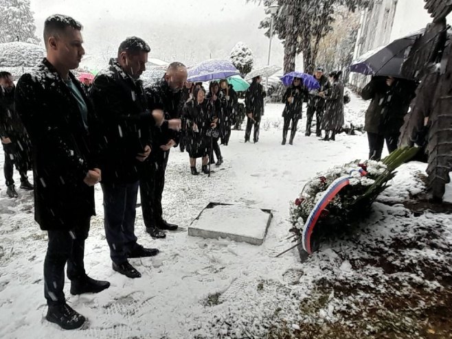 Полагање вијенаца у Угљевику - Фото: РТРС