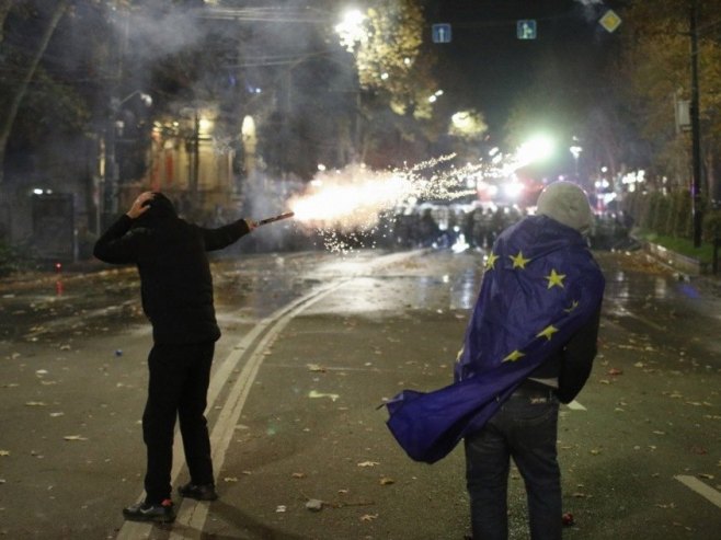 Настављени протести код зграде парламента у Tбилисију (ФОТО/ВИДЕО)