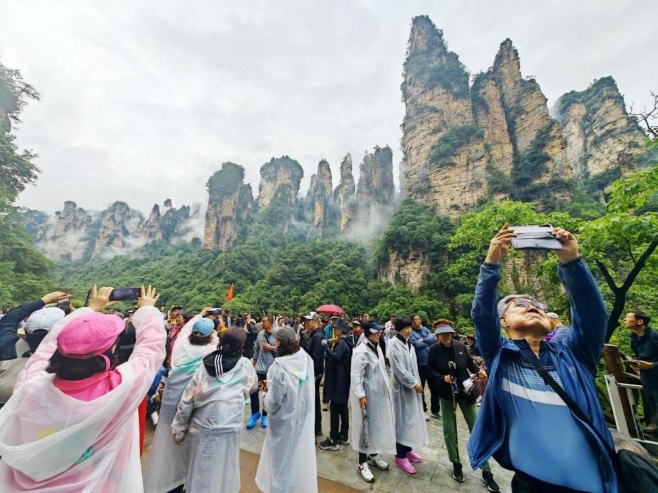 Turisti iz Јužne Koreje u posjeti Nacionalnom parku Tijanmen