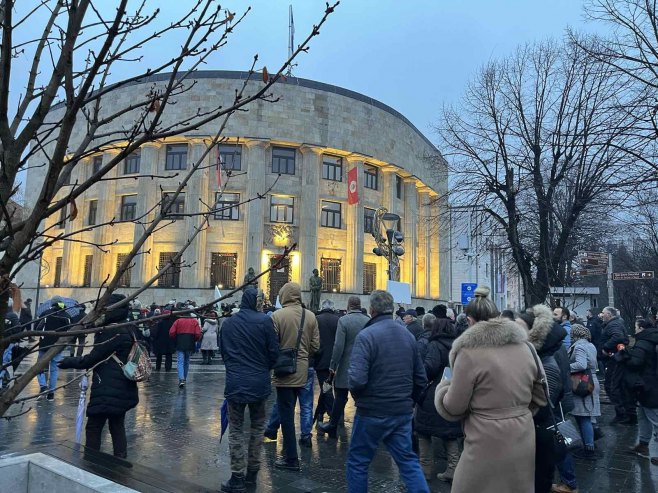 Окупљање грађана испред Палате Републике - Фото: РТРС