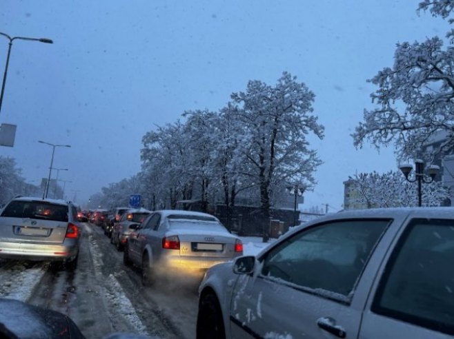 Гужва у саобраћају због снијега у Бањалуци (ФОТО)