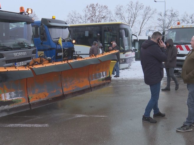 Mehanizacija iz drugih opština stigla u Banjaluku  (Foto: RTRS)