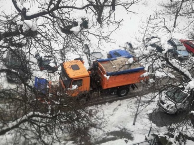 Mehanizacija iz drugih opština na terenu (Foto: RTRS)