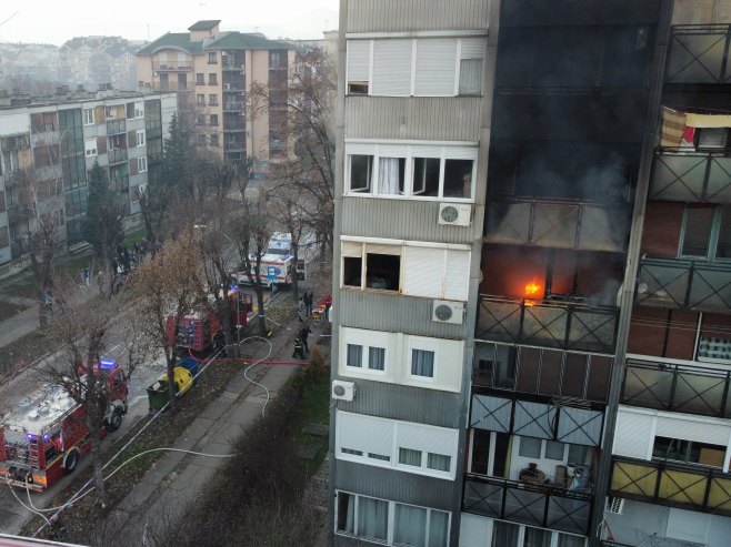 Чачак: Пожар у вишеспратници стављен под контролу, полиција привела једну особу