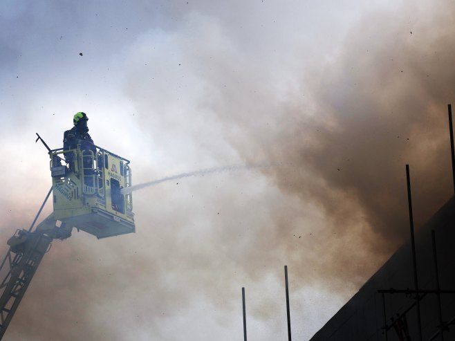 Ватрогасац (Фото: EPA-EFE/ANDY RAIN/илустрација) - 