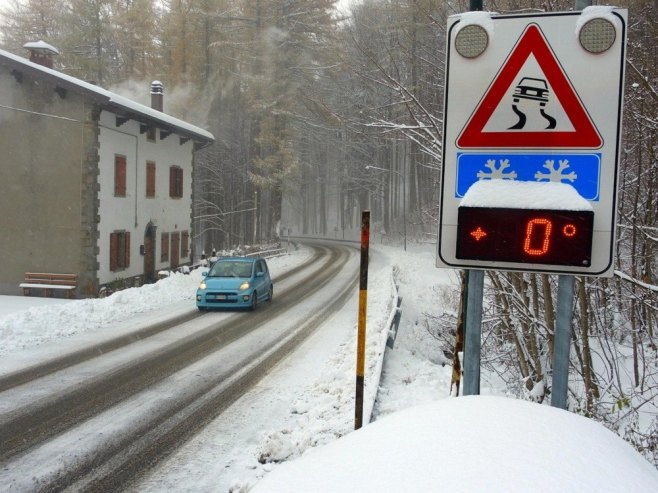 Температура (Фото: EPA/LUCA CASTELLANI/илустрација) - 